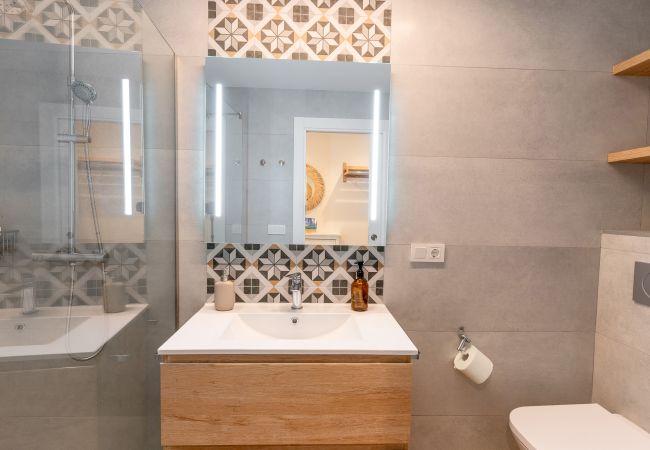 Apartamento en Alicante - Barrio Gem: Stylish 2-Bedroom Oasis in Alicante Apartamento en Alicante - Barrio Gem: Stylish 2-Bedroom Oasis in Alicante
